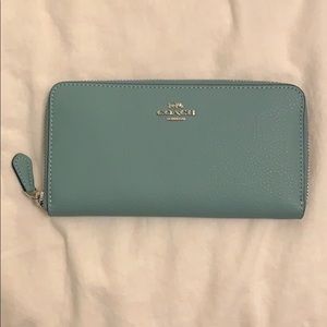 Coach women’s accordion zip wallet